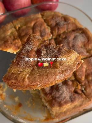 @chef carli 🥐 showing us her delicious Apple and walnut cake recipe, using cameo apples of course. 😁