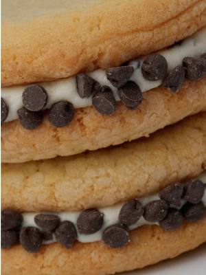 Say hello to your new favorite. 🍪 Meet the Cannoli Chewie-wich. Creamy cannoli filling mixed with chocolate chips, sandwiched between two thin sugar cookies and rolled in even more mini dark chocolate chips. Every bite better than the last. Available starting 3/6 — don’t miss it. 👀 #ChipCity #CannoliChewiewich #NewDrop #CookieLaunch #ChipCityCookies