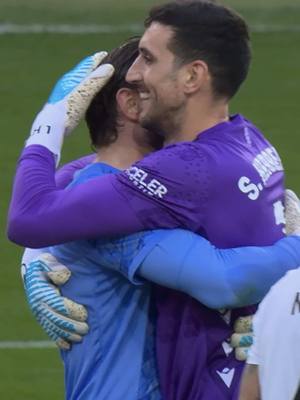 A hug fixes everything. 😂🫶🏻  #ValenciaOsasuna #LALIGAHighlights #deportesentiktok #LALIGAEASPORTS 