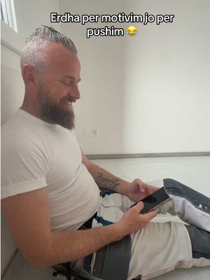 Erdha me i ba shoqni te puna… po tash kush po punon? 😂