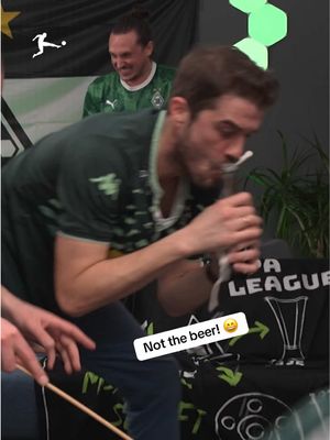 This has to be one of the best reactions of all time 🤣 #Bundesliga #fussball 