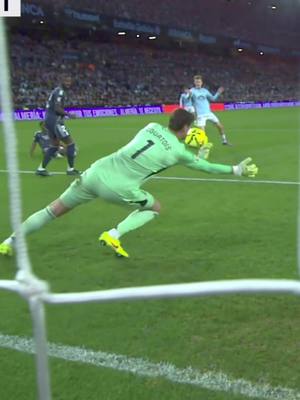 🧱🤍🧤 the @Real Madrid C.F. WALL! #CeltaRealMadrid #LALIGAEASPORTS #LALIGAHighlights #DeportesEnTikTok