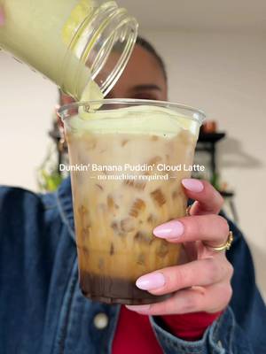 Dunkin’ Banana Puddin’ Cloud Latte 🍌☁️☕️ no machine required edition!  For this latte you’ll need: • 1 tsp instant espresso  • 1-2 tsp @jello Banana Cream Pudding Mix • 1 tbsp vanilla syrup  • pinch of salt (optional)  • 2oz water  • 6-8oz milk of choice  For the cold foam: • 3 tbsp heavy cream • 2 tbsp milk of choice  • 1-2 tsp Jello Banana Cream Pudding Mix #dunkincoffee #coffeeathome #coffeerecipe #instantcoffee #bananalatte 