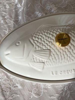 Introducing my fish Le Creuset!! It’s so cute and I can’t wait to start using it 💕 Thank you to my friends at Le Creuset for sending 💕  #lecreuset #unboxing #dinnerparty