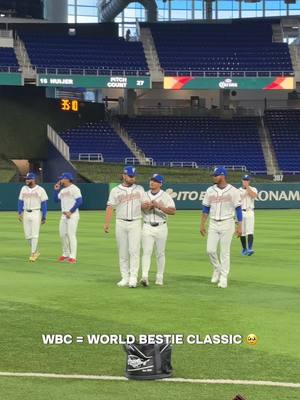 Everyone deserves a friendship like Sanoja + Suarez 🫂 #wbc #teamvenezuela @MLB Español @