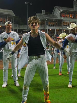 Wishing we had moves like @Travis “Moon” Moniot and vocals like @Alex Warren 😏 #texastailgaters #bananaball #alexwarren #feverdream #baseballseason 