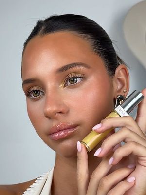 MY LIPS WEAR PRADA. Yes, @pradabeauty have released a glossy liquid balm… meet Reflection Gloss.      #PradaBeauty #PradaReflectionGloss #RethinkingBeauty #PradaMakeup #AD