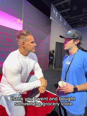 @Jay Cutler giving his approval on our Pints!  #arnoldclassic #jaycutler #proteinicecream 