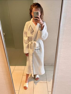 Happy International Women’s Day 🤍 Boston girls — @PINCH is officially launching here next week and this might be my new favorite lazy-girl skincare hack. Medical-grade treatments that come straight to your home? Say less. I tried their VI Peel to help with acne scarring and pigmentation. Perfect timing for a little end-of-winter skin reset before spring. A little self-care moment for my skin today. How are you celebrating today? ✨ Boston skincare, Boston med spa, VI Peel, chemical peel for acne scars, hyperpigmentation treatment, concierge skincare Boston.