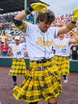 double dutch bus, but it's just us in kilts😮‍💨 @maxjg24  DC -> @mollylong21 #savannahbananas #bananaball #doubledutchbus #choreography #dance