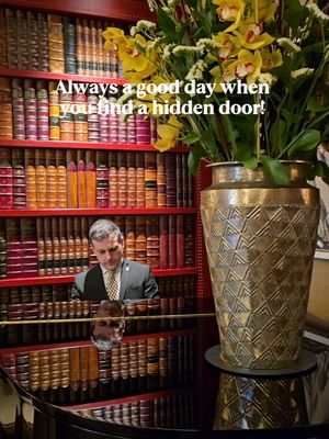 This hidden door can be found at one of the most luxurious London hotels, The Beaumont in Mayfair #londonbars  #londonhiddenplaces #mayfair #londonsecretspots 