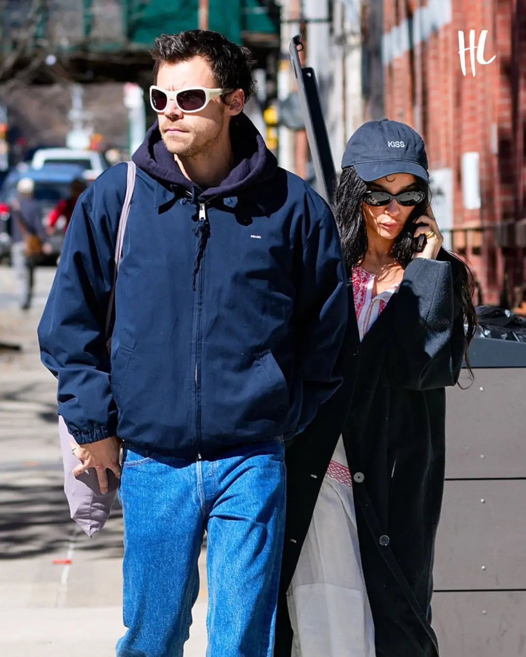 Wait… is Zoë Kravitz wearing Harry Styles merch? 🤭 The pair were spotted out on a casual walk in NYC. (📸: Getty Images)