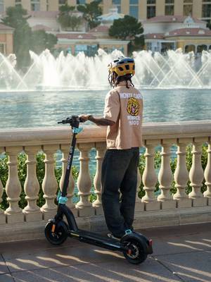 POV: you explore Las Vegas the smart way ⚡️ Cruising the Strip on the GoTrax G4 Pro 🛴 No traffic. Just vibes. #vegas #gotrax #electricscooter #pov #cityride