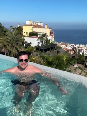 AD When everything’s taken care of, you can just relax and enjoy the moment (preferably with a sunset and a glass of wine with your mum)🍷🌴 Thanks @TUI UK & Ireland 