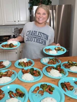 Plating dinner for 13 kids… plus me. 🍽️ Some nights the kitchen feels like a full-time restaurant, but this is the part of motherhood I’ll never take for granted. One plate at a time, making sure every belly in this house is full… and somehow it’s all gone five minutes later. Just a mom feeding her crew. ❤️ #Mom#MomLifer#LargeFamilyn#DinnerTimee#FeedingTheFamilymOfMany
