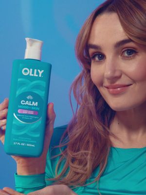 🧠 in overdrive? Join @chloefineman as she dishes out her best tips for staying calm (including hurling your phone into the abyss). #UnlicensedShowerTherapy #showerthoughts #chloefineman