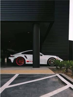 The grandest of entrances. 👏📼@Porsche Riverside 