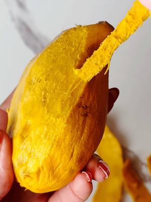 Wrinkly mango = elite mango. Here’s how to tell when honey mangoes (also called Ataulfo or champagne) are buttery, sweet, and ready to eat! #misfitsmarket #fruittok #mango 