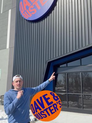 Nothing like a little friendly competition during the tournament 🏀 Brackets, 10 wings for $10 , and 40ft screens at @Dave & Buster's #DaveandBustersPartner #March #Tournament #ad 