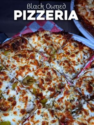 Black owned pizzeria in Houston called @ChitalianPizzeria 😍 Houston reallly has the best food but they just showing out now. #houstonfood #houstonrestaurants #htx #houston #houstonfoodie 