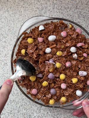 mini egg crunch cake 🍫 ib: @rubybarneybritton❤️ 
