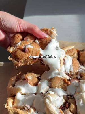 s’mores cookie bar chocolate chip cookie dough, marshmallow, chocolate chunks, graham crackers  #homebaking #smorescookies 