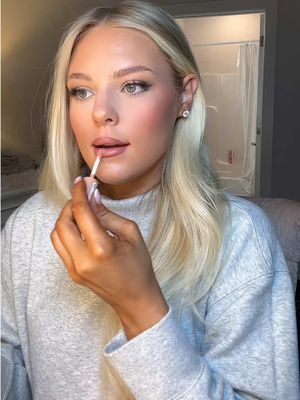 Quick finishing touches before today’s photoshoot ✨📷 #springshoot #springfashion #springbreakoutfits #makeuproutineeveryday 