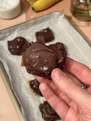 The perfect frozen banana and date treat that’s naturally delicious and energizing! 🍌 Frozen Banana and Dates: 👉 1 Fresh Del Monte banana 👉 Dates 👉 Almond butter  👉 Dark chocolate 👉 Flaky sea salt #freshdelmonte #fruit #freshfruit #dates #banana  