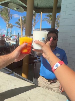 Sippin’ on sunshine ☀️🍹 #GSC #greatstirrupcay #cruisetok #drinks #cheers