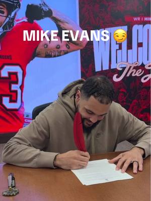 He’s hereeee 😏 #nfl #49ers #football #mikeevans #sign 