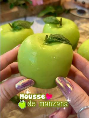 🍏 MOUSSE DE MANZANA ✨ ✨Ya sabéis que me he propuesto versionar todas estas frutas virales… y la verdad es que le estoy cogiendo el gustillo aunque me lleven varios de días de grabación 🤭. Esta en concreto es una de mis favoritas, me encanta el toque ácido en los dulces.  ¿Que fruta debería versionar la siguiente? 😍 🍏INGREDIENTES ➖250 gr de puré de manzana ➖ 20 gr de glucosa o miel ➖ 5 gr de gelatina ➖ 1/2 cucharadita de ácido cítrico  ➖ 5 gr de endulzante yummy (el de chocolate blanco es brutal) o 50 gr de azúcar ➖ 60 gr de chocolate blanco ➖ 160 ml de nata para montar  ➖ cobertura: 150 gr de chocolate blanco + 150 gr de manteca de cacao con colorante liposoluble verde 🍏Para el relleno podéis ir al video de los ositos (es el mismo que usé para rellenarlos, pero congelado) 🍏 deja las manzanas en el congelador 6-8 horas, yo normalmente lo hago de un día para otro #tiktokespaña #cocinaentiktok #postres 