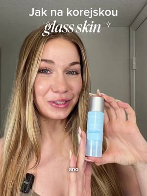 Pro korejskou glass skin už nemusíte letět až do Koreje ✈️🇰🇷 Stačí letět do @Sephora Czech Republic , kde najdete tyhle novinky od @LANEIGE Europe 💧✨ Konkrétně Water Bank Aqua Facial Serum- lehké, ale intenzivně hydratační sérum, které pleť krásně vyhlazuje a dodává jí ten zdravý glow efekt ✨ A kromě séra mají v řadě i hydratační krém a SPF, takže si můžete poskládat celou hydratační rutinu na krásně rozjasněnou pleť ✨ Já ho teď používám ve své rutině a upřímně… moje pleť ho po zimě fakt potřebovala 🫶 #spoluprace