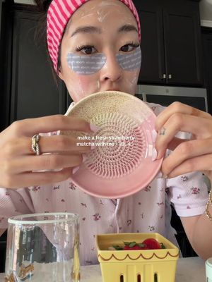 today’s morning matcha is STRAWBERRYYYY 🍓🍓 #spanishgrater #graterplate #strawberrymatcha #matchahacks #makematchawithme @Anthropologie 