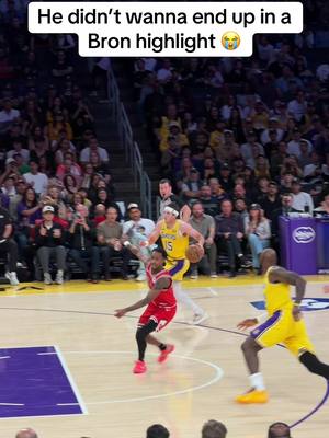 Bronny pointed at him after he chose to give up a wide open layup rather than be involved in a LeBron alley oop 😭😭😭 
