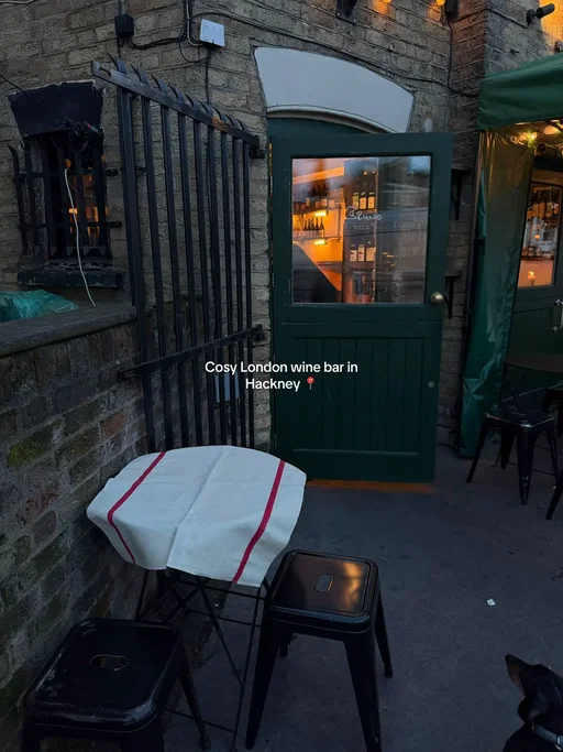 If you’re like me and you thrive off an unpretentious, neighbourhood vibe, natural wine bar well this one’s for you!! #londonwinebar #hackney #londonhotspots 