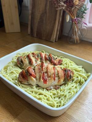 Frango grelhado com linguíni cremoso - diz-me se vais experimentar 😍 Aproveita e faz o download da minha App @organizate.app com mais de 350 receitas como esta 🤭✨ Usa o cupão “FRANGO” e subscreve 14 dias grátis!  Ingredientes 2 peitos de frango  Sal qb Queijo creme light 2 tomates pequenos Pesto Esparguete ou linguini 2 abacates Sumo de 1 lima 1 colher de sopa de azeite Processo Faz cortes profundos nos dois peitos de frango e tempera com sal. No meio de cada corte coloca um pouco de queijo creme light, meia fatia de tomate e uma colher de chá de pesto. Leva os peitos de frango à airfryer durante cerca de 20 minutos a 170 °C. Entretanto, coze o esparguete ou linguini em água com uma colher de chá de sal. Prepara o molho triturando os abacates com o sumo de lima, uma colher de chá de sal, o azeite e uma colher de sopa de pesto até obteres um creme homogéneo (podes juntar água para adaptar a cremosidade).  Envolve o molho na massa cozida e serve com os peitos de frango por cima.