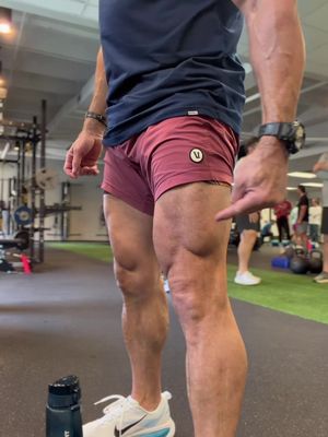 2 ways to make Leg Gains. Spot the difference #legday #squat #gains