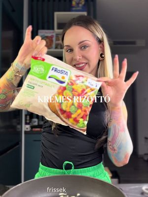 reklám| Egy hosszú nap után teljesen érthető, ha nem akartok még zöldséget pucolni meg aprítani.🥒 A FRoSTA zöldségkeveréket elég előmelegített serpenyőbe tenni, nem kell kiolvasztani, és pár perc alatt kész az alap egy vacsihoz. Betakarítás után fagyasztják le, adalékmentes, és pont az ilyen hétköznap estéken tud igazán jól jönni, amikor gyorsan szeretnétek valami finomat az asztalra tenni. Most egy krémes rizottót készítettem belőle, ami alig fél óra alatt elkészült🍴 @FRoSTA Magyarország  #zöldség #ebédötlet #gyorsanfinomat #receptötlet #egészségesétkezés