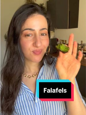 Falafels maison 🧆 Ingrédients pour environ 20 Falafels : • 250 g de pois chiches secs (trempés 12 à 24 h, surtout pas en conserve)   • 1 botte de persil plat   • 1 botte de coriandre   • 1 oignon   • 3 gousses d’ail   • 1 c. à café de sel   • 1/2 c. à café de bicarbonate de soude alimentaire  • 1 c. à café de cumin • 1 c. à café de coriandre moulue (optionnel)   • Poivre   • 1 à 2 c. à soupe de maïzena ou farine si la pâte est trop humide (ou un peu d’eau si au contraire elle est trop sèche)  Préparation   - Faire tremper les pois chiches secs 12 à 24 h dans beaucoup d’eau avec 1 cac de bicarbonate. Égoutter.   - Mixer les pois chiches avec l’oignon, l’ail, le persil et la coriandre.   - Ajouter sel, bicarbonate, épices et poivre.   - Mixer jusqu’à obtenir une texture sableuse qui se tient quand on presse dans la main.   - Laisser reposer la pâte 30 min au frigo - Former des boulettes ou des petits palets.   - Frire dans une huile à 170-180 °C pendant 3 à 4 minutes en le retournant jusqu’à ce qu’ils soient bien dorés. Sauce au yaourt:  - 3 cas de yaourt grec  - Jus d’un demi citron  - 1 cas de tahini (crème de sésame) - 1 gousse d’ail écrasée (ou ail semoule) - Sel, poivre  - Un filet d’huile d’olive  - On peut rajouter des épices comme de la menthe séchée ou de la harissa c’est délicieux ❤️ Enjoy 🫶🏻 #falafel#falafelwrap#tiktokfood#recettefacile#liban 