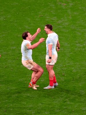 Un coup de pied dans la légende du Tournoi 👑 A kick straight into the history books 👑 #sixnationsrugby #since1883 #guinnessm6n #rugbytok #rugby #xvdefrance
