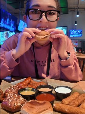 Trying the New King’s Hawaiian Cheeseburger Slides at Buffalo Wild Wings! @Buffalo Wild Wings @KING’S HAWAIIAN  #buffalowildwingspartner #buffalowildwings #wings #fastfood 