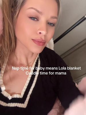 Love my @lolablankets 🥰🥰 use my code laurenoleary at checkout for 35% off any order anytime! #newmomlife #snowdays #newmomtips #girlmomlife #momsbelike 
