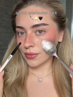 following @Ryley Isaac spoon hack video🥄⭐️✨ save it to try later, makes eyeshadow so easy!  products: @tomfordbeauty eye color quad palette in ‘01 metallic mauve’  @urban decay moondust eyeshadow in ‘cosmic’  @Makeup By Mario E6 shadow brush  #makeup #eyeshadowhacks #makeuphacks #beautyhacks #makeuptips 