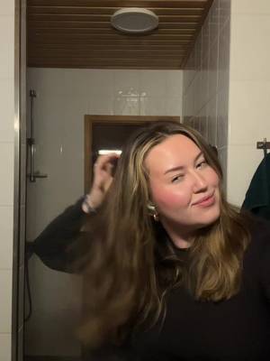 The secret to longlasting curls 🤫  Products used  Mousse and texture spray @Mjuuk Beauty  Heat protectant and wax @Maria Nila  #hairtip #hairtutorials 