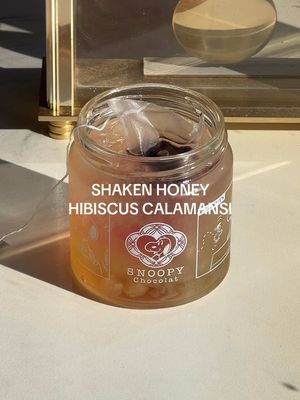 shaken honey hibiscus calamansi iced tea 🌺🍯 recipe: 〰️honey syrup 〰️ice 〰️hibiscus tea bag 〰️calamansi juice #homecafe #shakentea #icedtea #refreshingdrink  