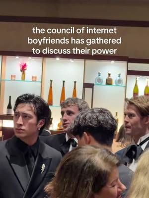 the group chat is about to go feral: #HudsonWilliams, #PaulMescal, and #JoeAlwyn chat backstage at the #Oscars and we need a lip reader IMMEDIATELY 
