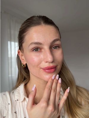 už žádná suchá pleť 🙊💧 @LANEIGE Europe přišel s novým hydratačním sérem Aqua Bank Facial a upřímně moje pleť ho po zimě fakt potřebovala ✨ jemně vyhlazuje rozjasňuje a díky kyselině hyaluronové a ceramidům je pleť krásně hydratovaná a má glow ✨💧 @Sephora Czech Republic   #waterbank #laneige #aquafacial #glassskin * ve spolupráci
