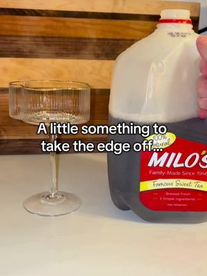 Sometimes a little sweet tea break is all you need. 🤌  📸: @rileysasselli  #DrinkMilos #Milos #MilosMoment #SweetTea #TakeTheEdgeOff 