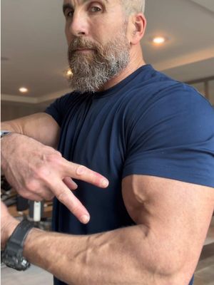3 Curls for Big Biceps and Forearms: Wide, Reverse, Close. Go! #biceps #curls #gains 