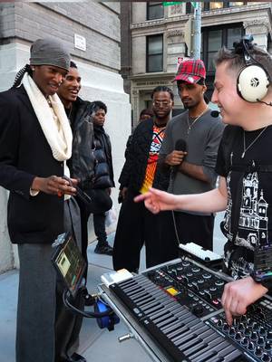 This dude spotted me by Washington Sq Park & pulled up with the most incredible voice 🔥🙌 He @iamdominicaugustin asked for an Amapiano beat, which I think is a first on my stream. A rap trio @wildeastradio had spawned in during the previous beat, so I had them stick around to drop some verses as well. One of my fav moments of the year so far!!